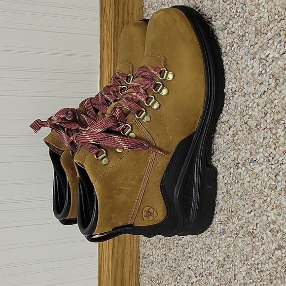 Ariat women's sz 7 leather booties.  Store display. Never worn outside NWOT - Picture 1 of 9